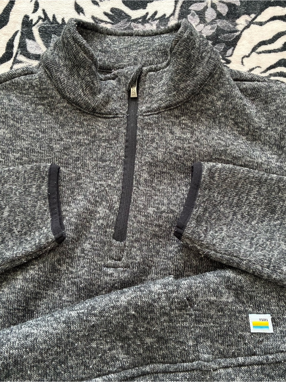 000 - VUORI OUTDOORS SMALL FLEECE QUARTER ZIP SWEATER JACKET
